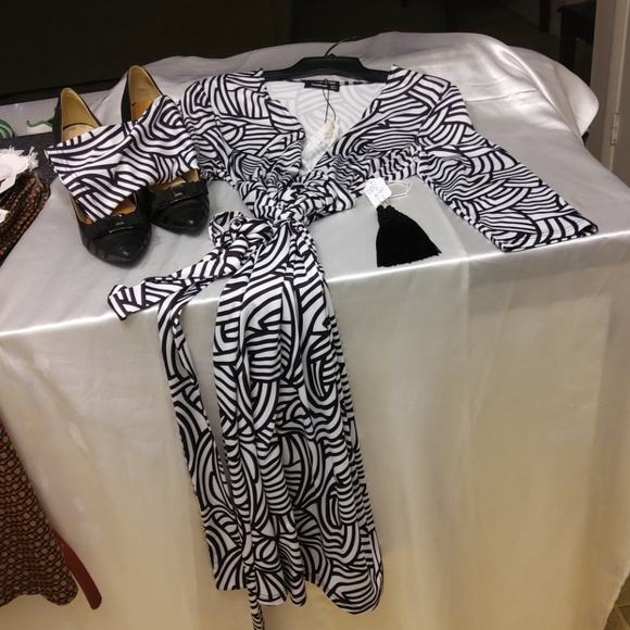 PattyBoutik Dresses & Skirts - Patty Boutik long-sleeved B/W dress